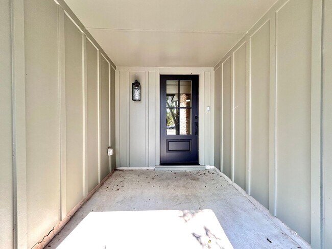 Building Photo - Cozy 3-Bedroom, 2-Bath Home with Covered D...