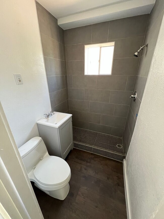 Building Photo - Newly Remodeled 2 Bedroom Home