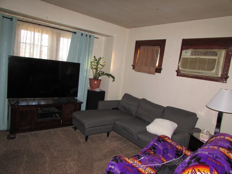 Building Photo - 1233 S 87th St