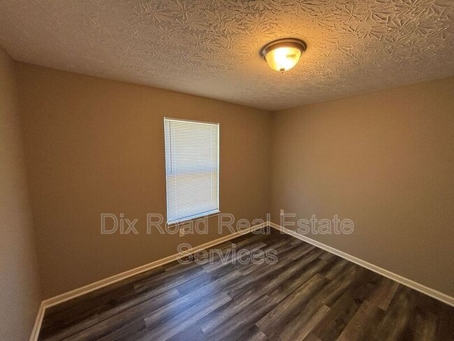 Building Photo - 1024 Golfview Dr