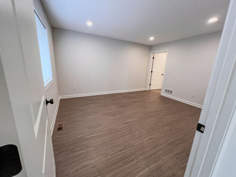 Building Photo - 607 S Division St