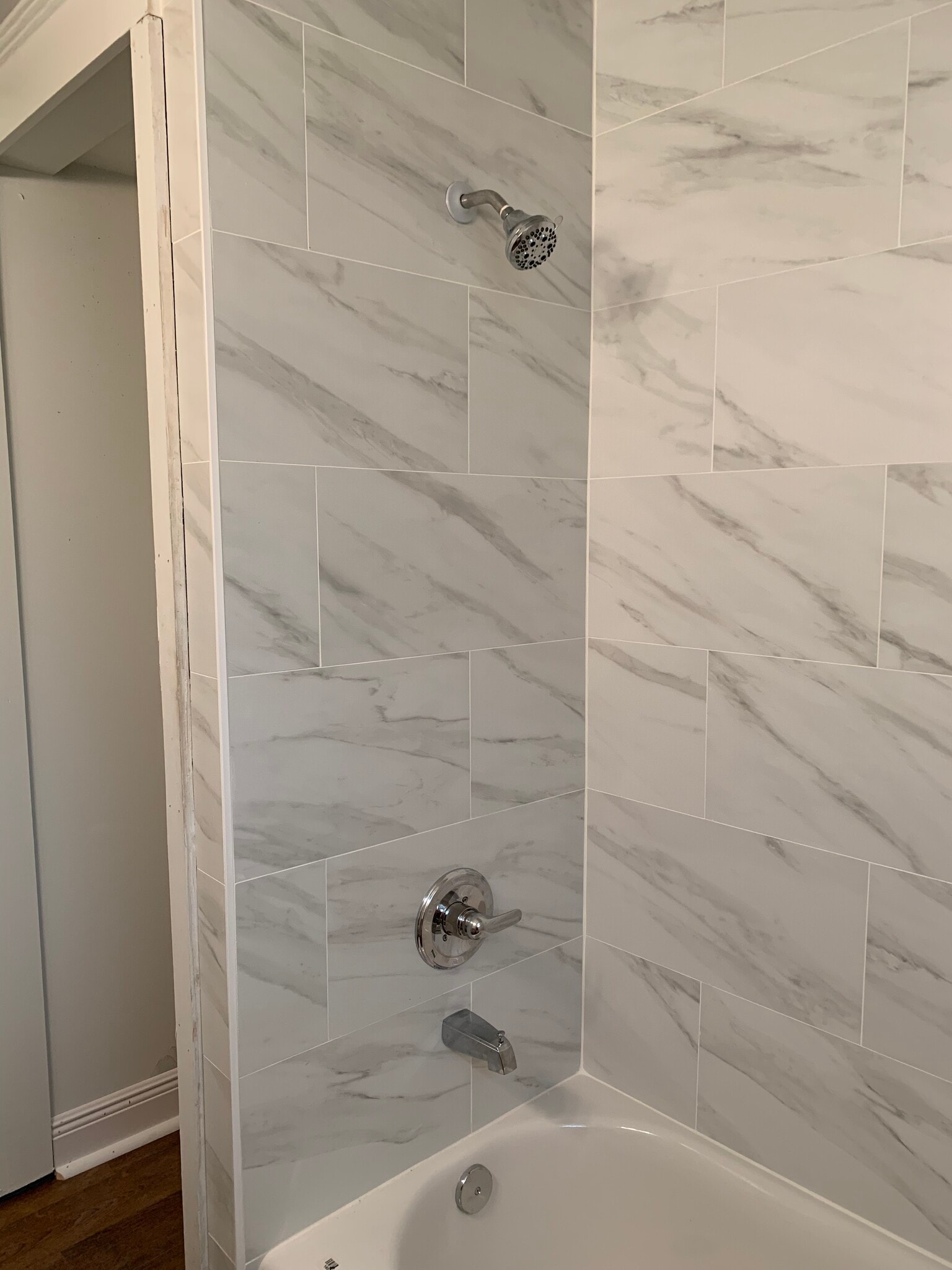 Full Bathroom- tub and tile surround - 1215 Foucher St