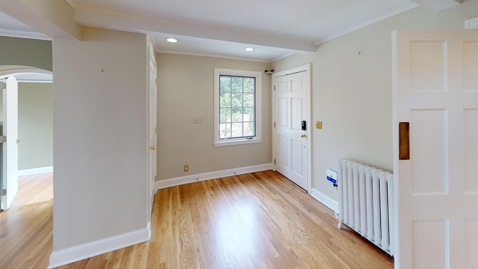 Building Photo - 2371 SW Montgomery Dr