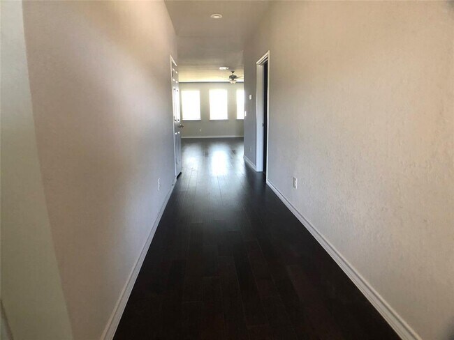 Building Photo - 113 Flexus Ln