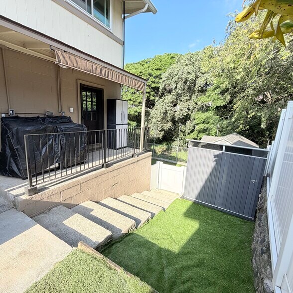 Large outdoor private gated yard with full size washer and dryer and storage shed! - 1739 Kamohoalii St