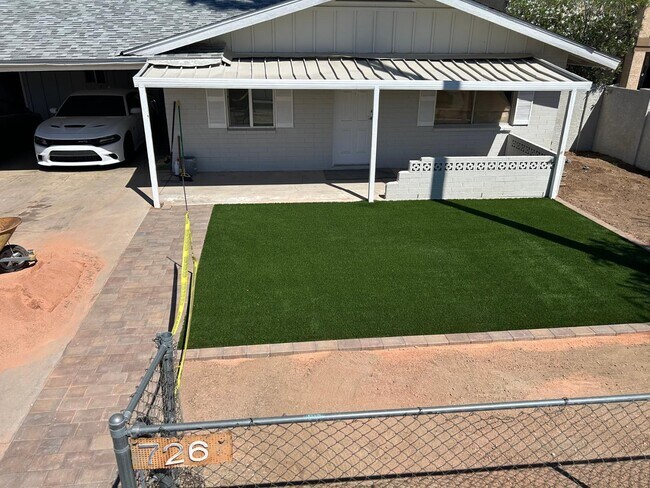 Building Photo - 726 E 3rd Ave