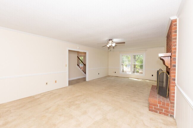 Building Photo - $300 off the first month's rent on a 12 month approved lease