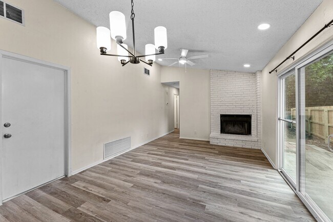 Building Photo - Tastefully Updated 3 bedroom 2 bath Duplex Northeast San Antonio