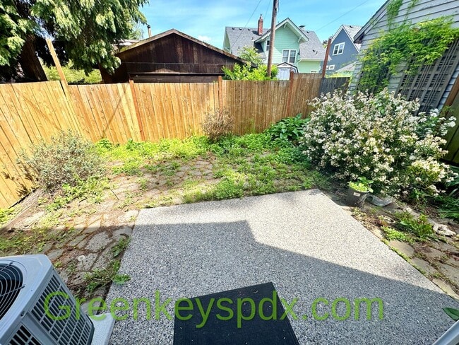 Building Photo - Awesome 3-bedroom 2.5-bathroom house in NE...