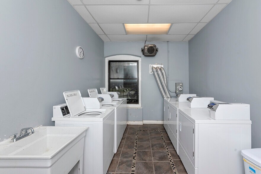 Building Photo - 635 W Barry Ave