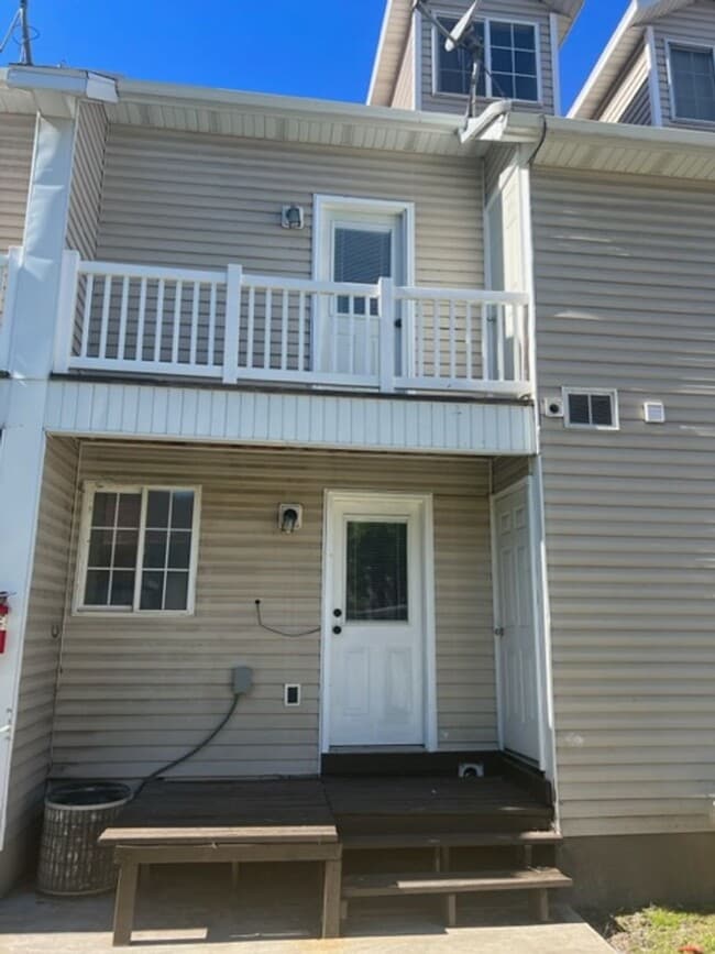 Building Photo - Beautiful town house with central air.