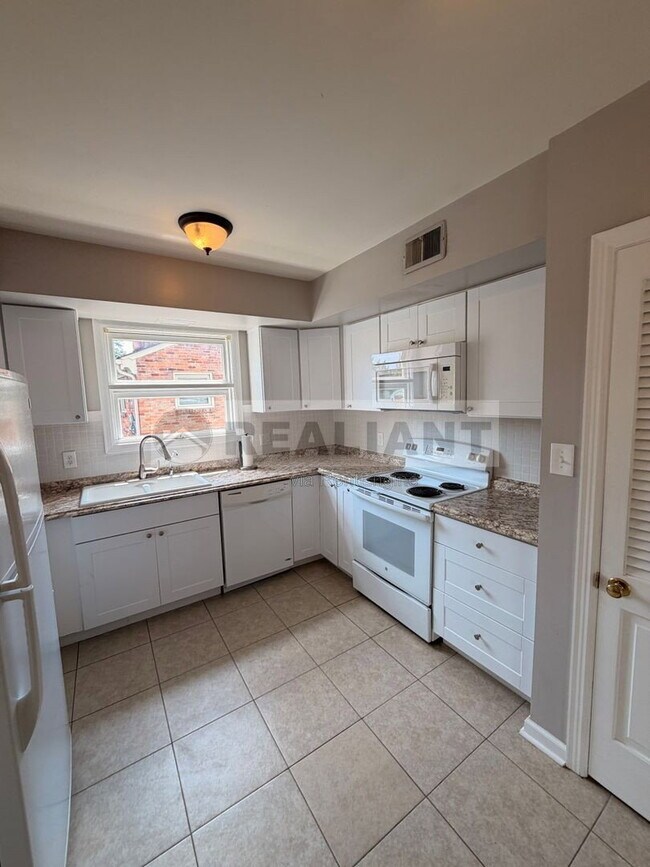 Building Photo - 2039 Fontaine Rd
