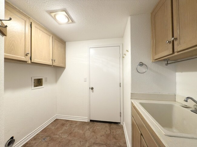 Building Photo - Spacious Home in Santa Fe Hills