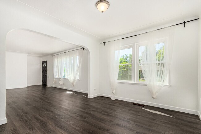 Building Photo - Lovely three bed / one bath home for rent