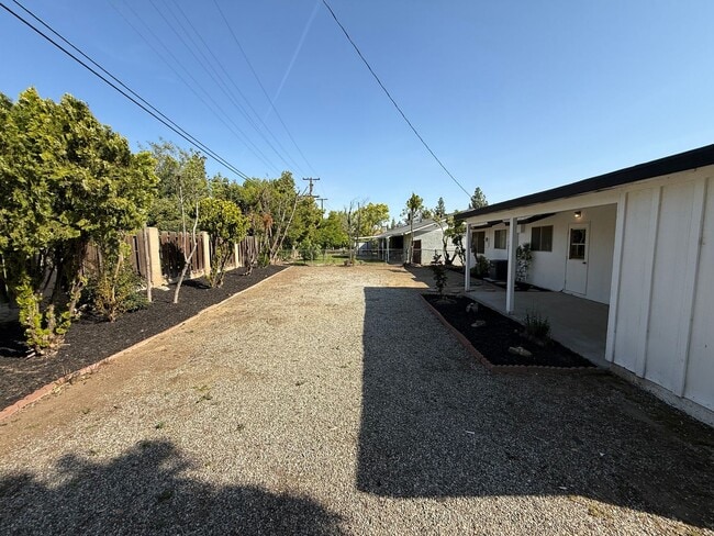 Building Photo - Charming 2-Bedroom, 2-Bathroom Home in 55 ...