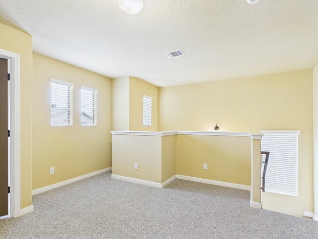 Building Photo - 3-Bedroom Retreat with 2.5 Baths in Freder...