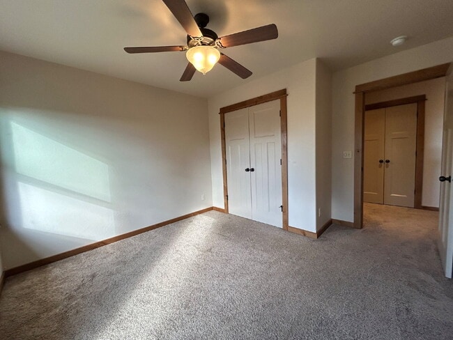Building Photo - Upgraded 2 Bed, 1.5 Bath Townhouse with St...