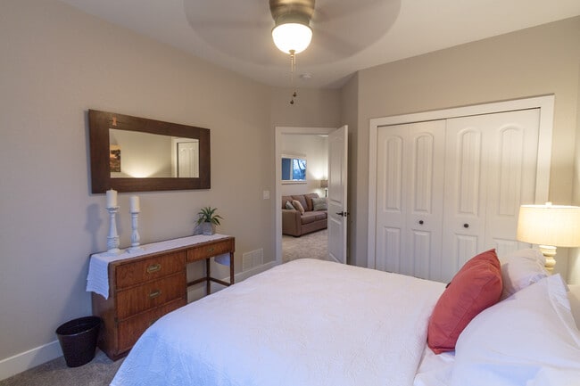 Building Photo - 724 N Walnut St