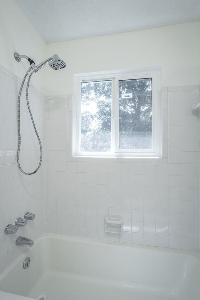 Building Photo - Spacious House in Hixson