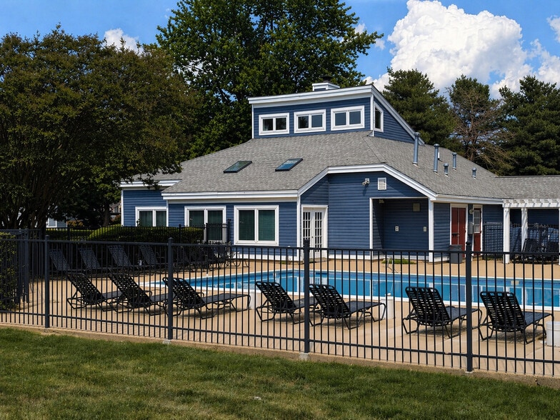 Kings Point Pool - Kings Point Apartments