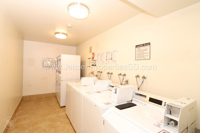 Building Photo - 1 Bed, 1 Bath Condo w/ Parking, Utilities,...