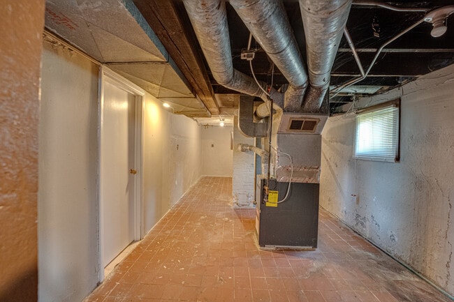 Building Photo - 570 5th Ave
