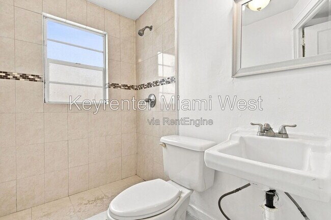 Building Photo - 1220 N 16th Ct