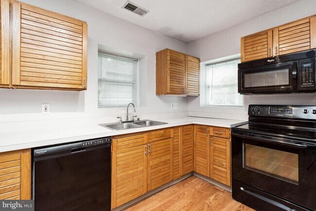 Building Photo - 315 South Dr