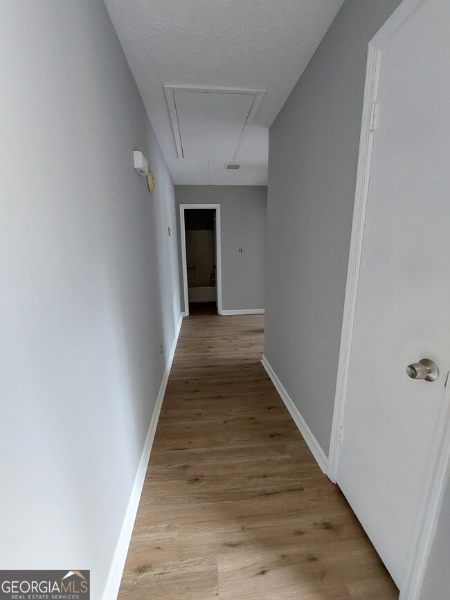 Building Photo - 106 Clear View