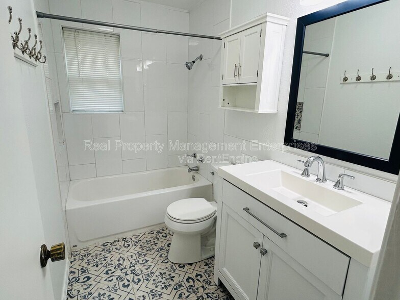 Building Photo - 633 Lotus Ave