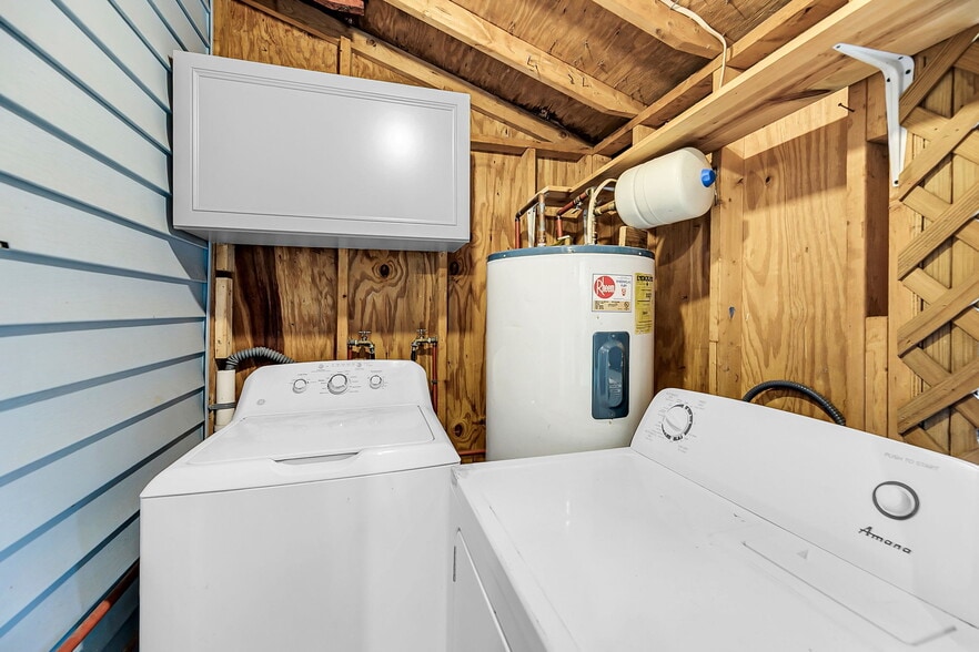 Laundry area - 1594 Point Park Dr