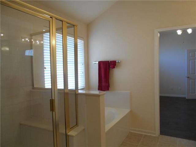 Building Photo - 3013 Foxhollow Dr
