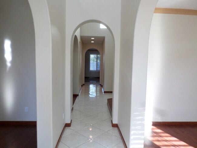 Building Photo - Gorgeous 4 bedroom 2.5 bath Temecula Home ...