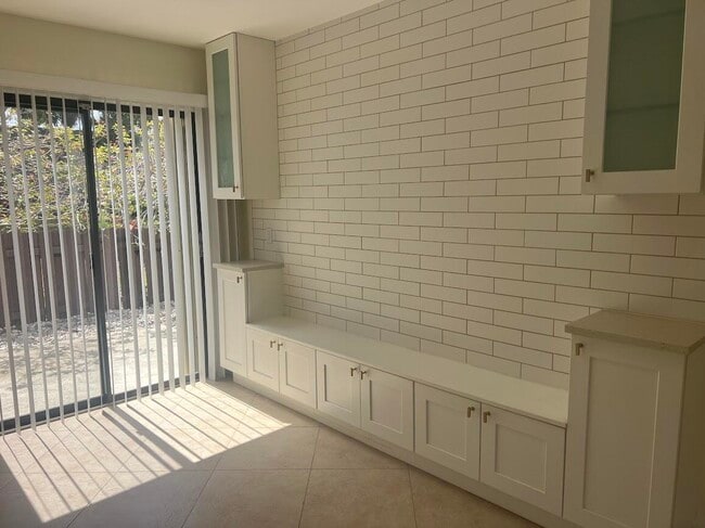 Building Photo - 541 NE 47th St