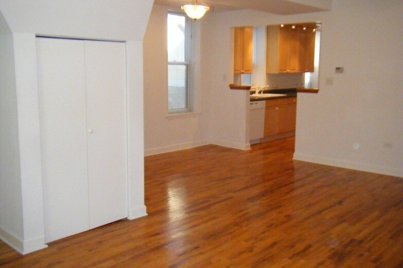 Living & Dining Area - 1428 N Greenview Ave
