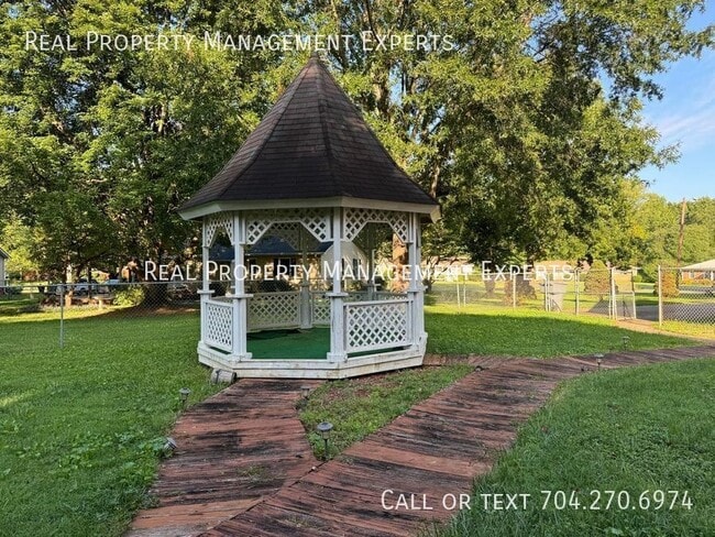 Building Photo - 6008 Mallard Dr