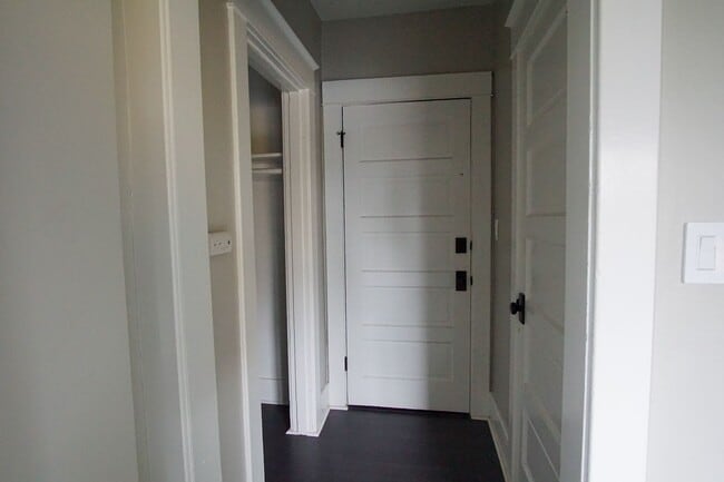 Building Photo - Top Floor Vintage Studio with Modern Renovations + $$$ OFF Rent!