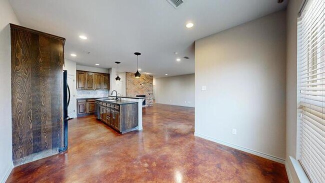 Building Photo - 3 bed 2 bath home with 2 car garage!