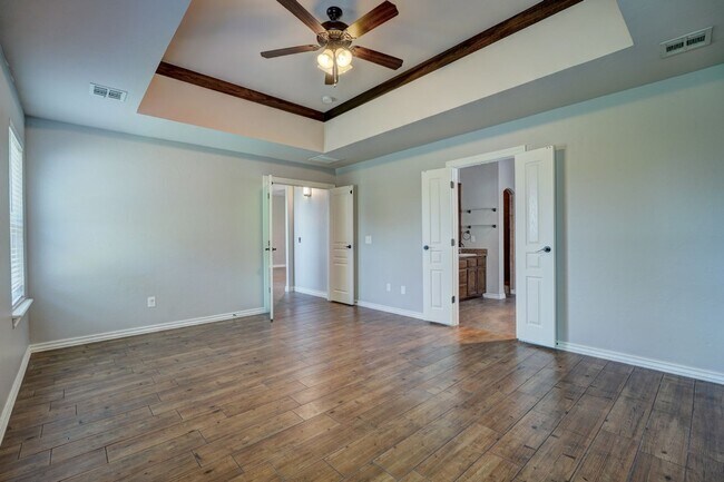 Building Photo - Stunning 3 Bedroom Home with Fireplace, Community Amenities & Open Floor Plan
