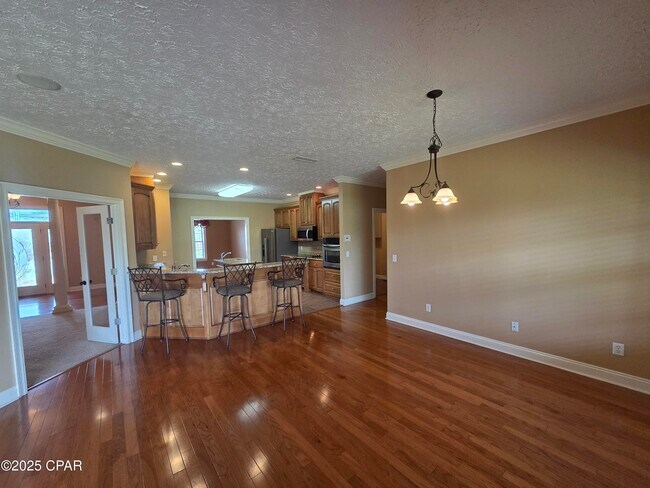 Building Photo - 3401 Hillcrest Dr