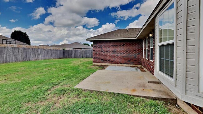 Building Photo - 1109 Westridge Dr