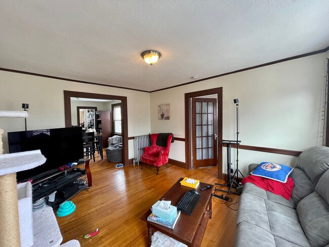 Building Photo - 9/1 No Fee! Spacious 3BR near Brighton Center with parking!