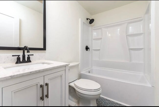 Building Photo - Recently Renovated 2 Bedroom Apartment in ...