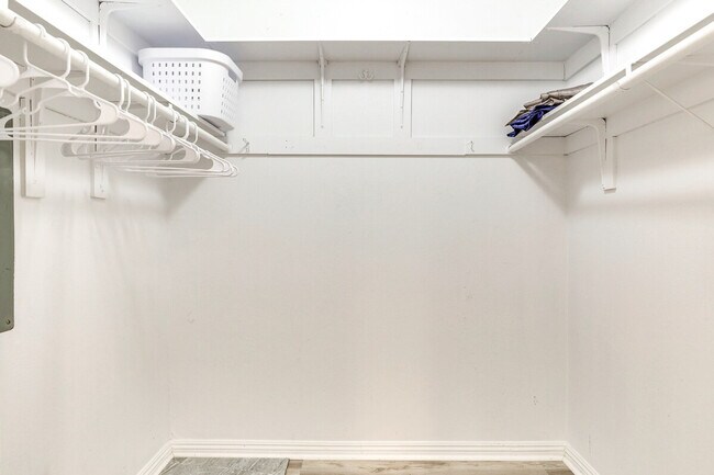 Building Photo - 4513 Cove Dr