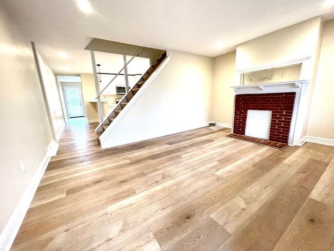 Building Photo - Large House with A/C, deck, updated kitchen, laundry, pet friendly September 1st