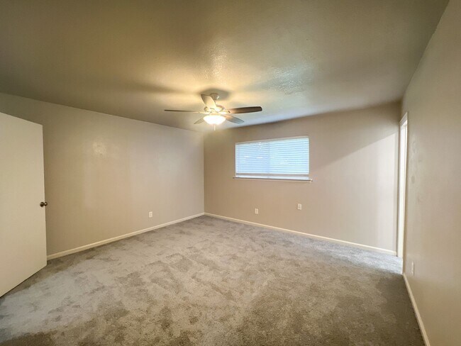 Building Photo - Great 3 Bedroom Home Move In Ready