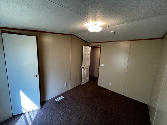 Building Photo - 3 Bedroom-2Bath located near CAFB