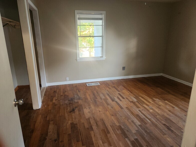 Building Photo - 104 W Searcy St