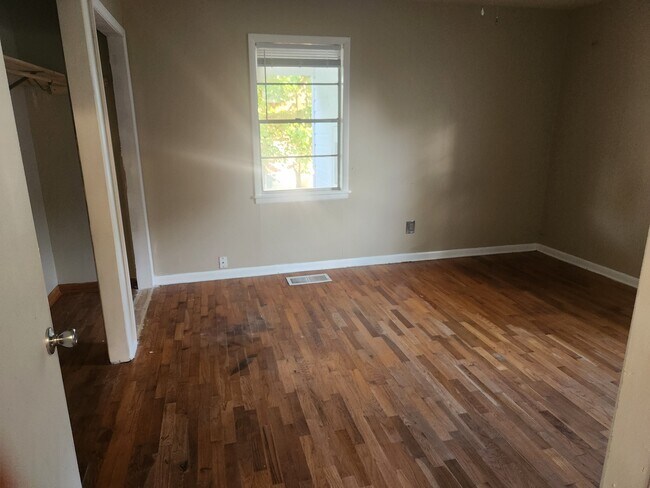 Building Photo - 104 W Searcy St