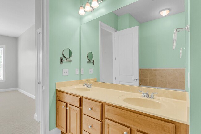 Building Photo - 200 River Landing Dr